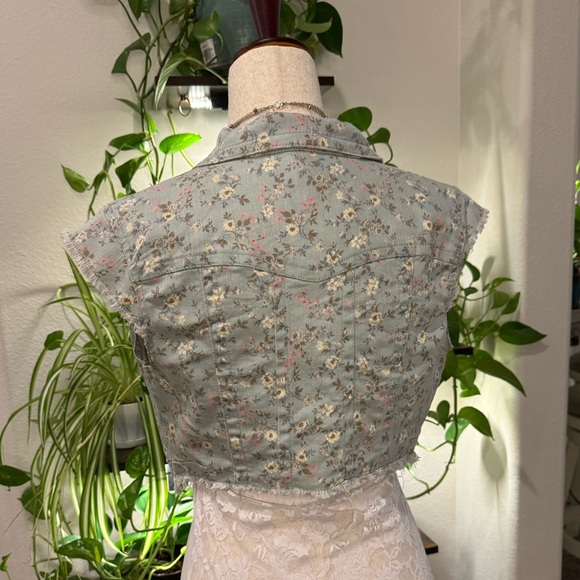 No Boundaries Light Blue Floral Jean Vest - Picture 4 of 6